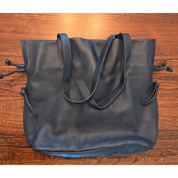 Tote Le Monde Handbags - Tote LE Monde Pebbled Leather Navy Roma Cinch Bucket Shoulder Purse Gold